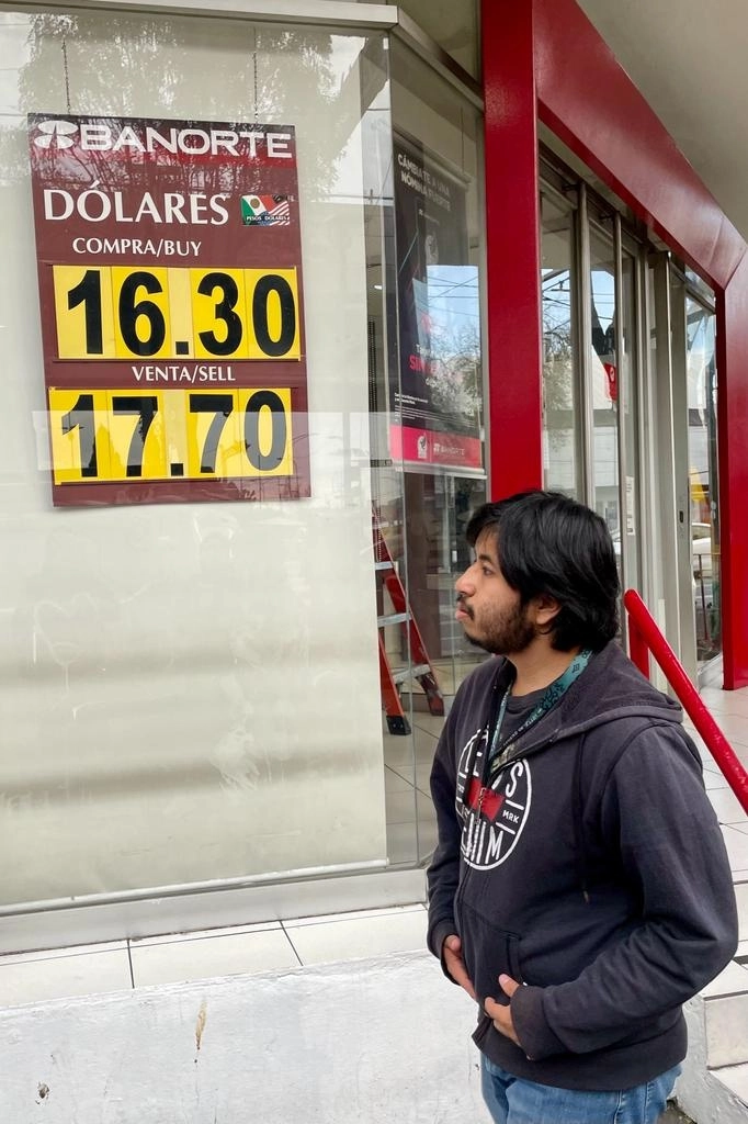 Cotización del dólar en una sucursal bancaria en la Ciudad de México, el 2 de enero de 2024. Foto Roberto García Ortiz

