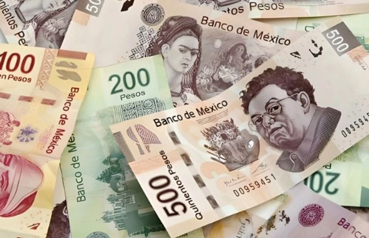 Familia de billetes mexicanos de diversas denominaciones en imagen de archivo. 