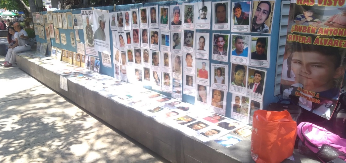 La exposición en Acapulco en donde se muestran los rostros de desaparecidos, se montará cada mes. Foto Héctor Briseño
