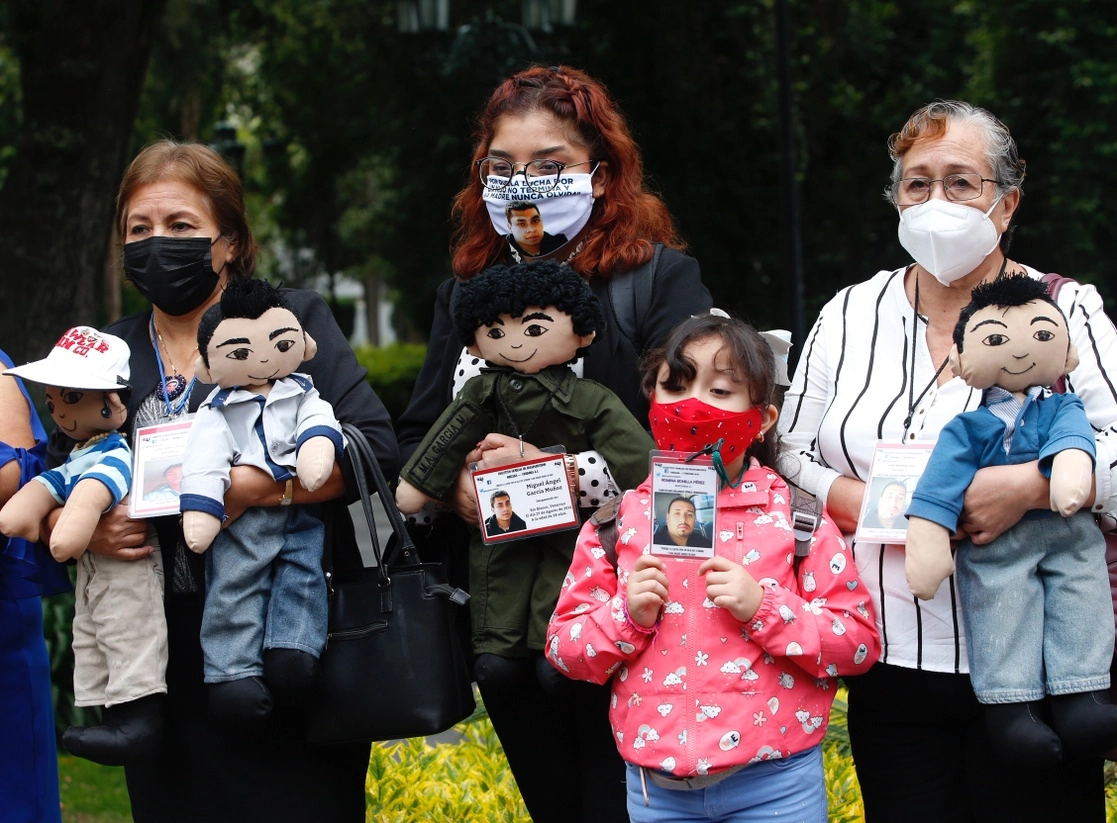 Familiares de desaparecidos consideraron histórica la exposición 'Estos rostros que ves' en la casa donde vivieron muchos mandatarios que no oyeron sus demandas. Foto Guillermo Sologuren