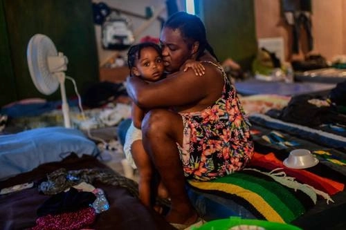 Los indocumentados que permanecían en un campamento a orillas del río Bravo ya fueron reubicados en un refugio. Foto Afp

