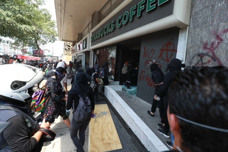 Un grupo autodenominado como "anarquistas" marchó sobre la avenida Paseo de la Reforma rumbo al Zócalo en protesta por la violencia policiaca. En su paso, vandalizaron negocios del Centro Histórico, el 8 de junio de 2020. Foto María Luisa Severiano