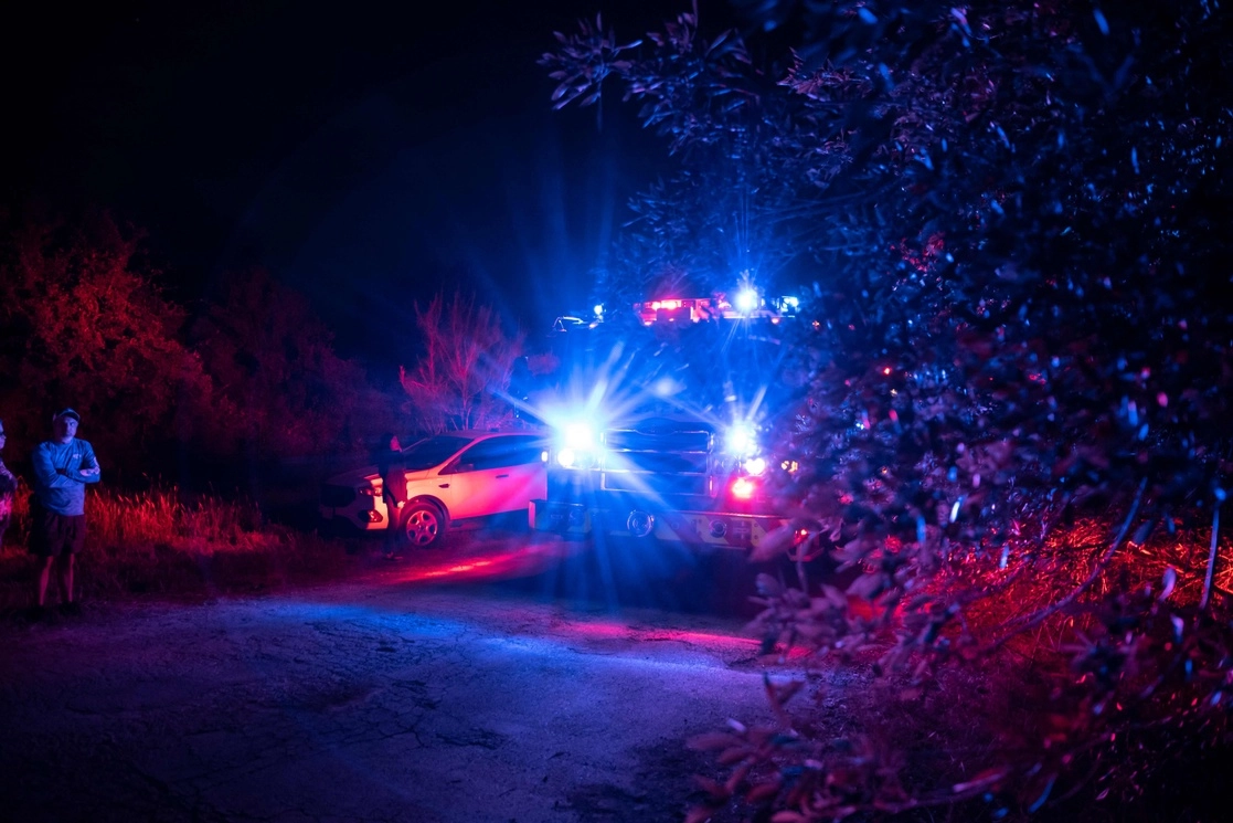 Un camión de bomberos avanza hacia la escena donde fue hallado un tráiler con 50 migrantes muertos en una carretera secundaria cercana a San Antonio, Texas, el 27 de junio de 2022. Foto Afp 
