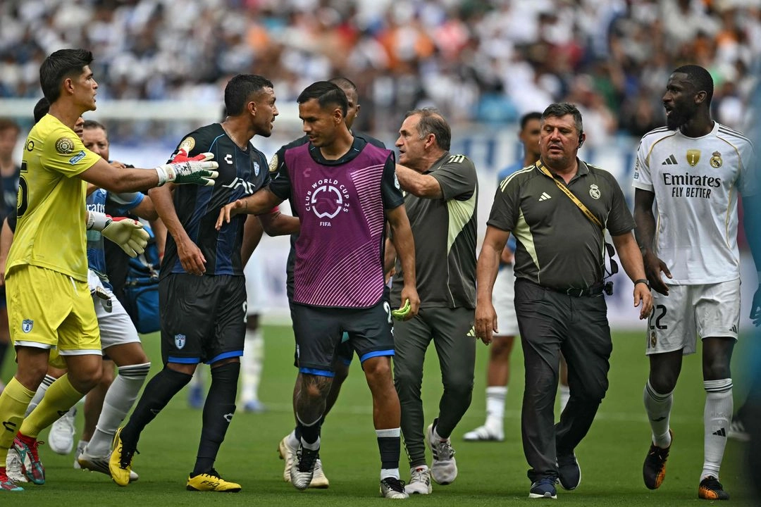 Rüdiger (22) se mostró visiblemente molesto tras un intercambio de palabras con el argentino Cabral (izq.) y habló con el árbitro brasileño Ramon Abatti. Foto