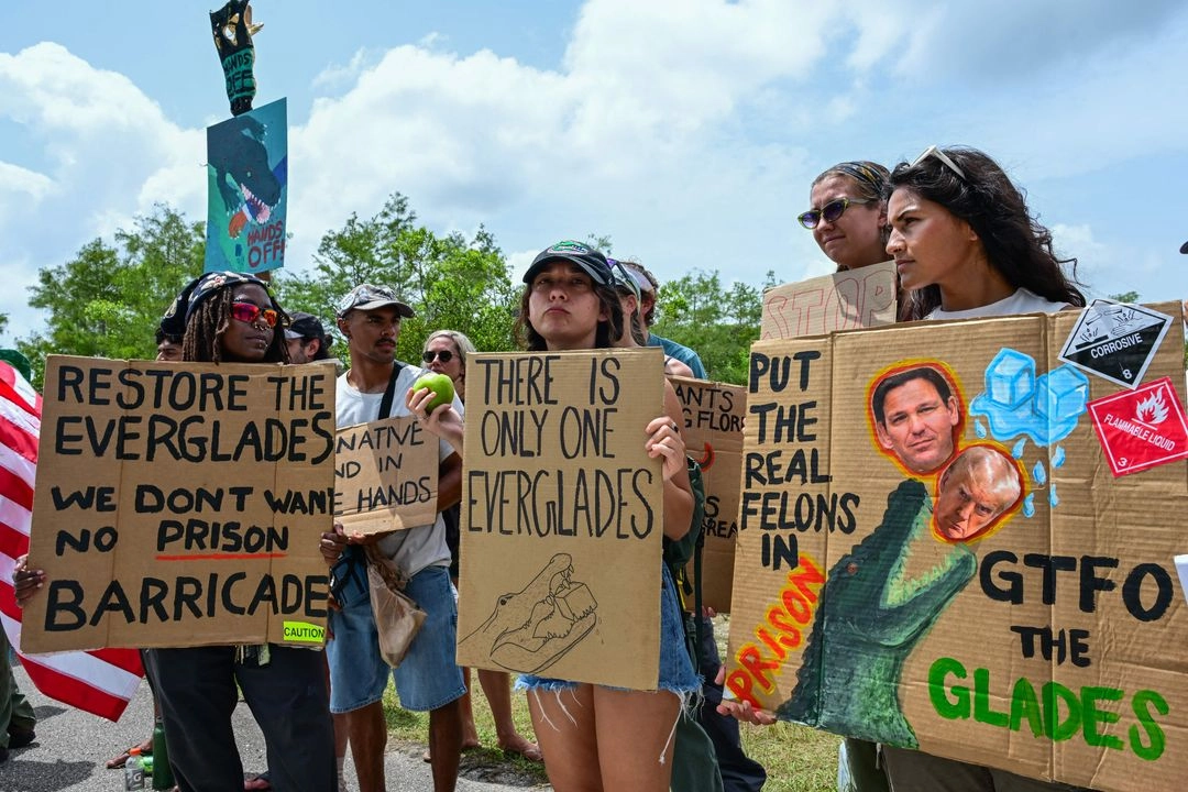 Trump instala el centro de detención en los Everglades, cerca de Ochopee, una región hostil para el humano, en Florida. En la imagen, la manifestación del fin de semana contra los daños ambientales a la región por el planeado albergue.