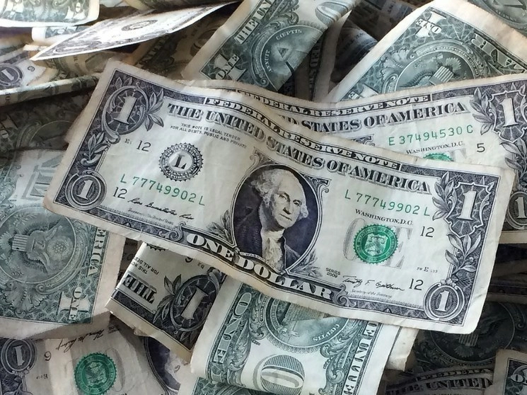 El tipo de cambio abrió la sesión del lunes con una depreciación de 0.29 por ciento ó 7.3 centavos al cotizar en 25.07 peso por dólar. Foto Ap / Archivo