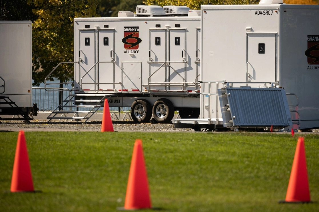 El centro humanitario de la Isla de Randall pretende ser un lugar de paso para varones adultos que viajan solos. Foto Afp