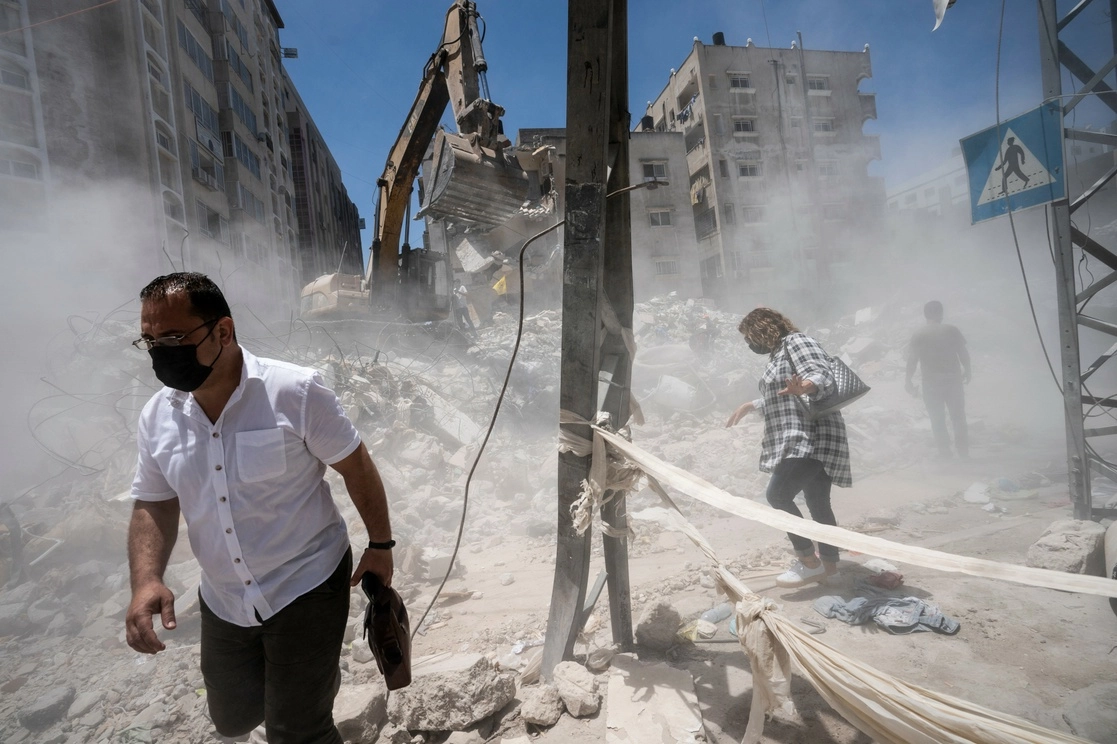 En medio de los destrozos tras los 11 días de enfrentamientos entre Hamas e Israel, en Gaza, el 27 de mayo de 2021. Foto Ap 