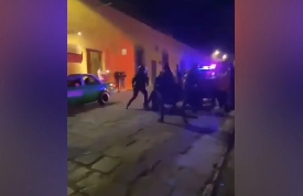 El secretario de Seguridad de San Miguel de Allende, Gabriel Yáñez Saldaña, informó que suspendieron a cuatro elementos. Imagen de captura de video de La Jornada