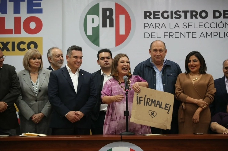 Xóchitl Gálvez entrega su registro como aspirante a la candidatura del Frente Amplio por México al presidente nacional del PRI, Alejandro Moreno, en el CEN del partido, en la Ciudad de México, el 4 de julio de 2023. Foto María Luisa Severiano