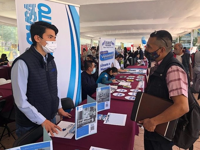 Aspectos de una feria del empleo organizada por la STPS
