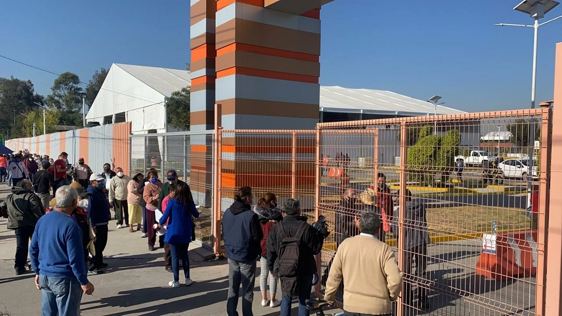 El centro de vacunación contra el Covid-19 de la Universidad Estatal del Valle de Ecatepec fue abierto la mañana de este jueves con lo que suman ya 10 los módulos de inoculación que operan en el municipio. Foto Javier Salinas Cesáreo