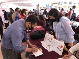 Aspirantes en una feria del empleo en Iztacalco en marzo pasado. Foto Luis Castillo