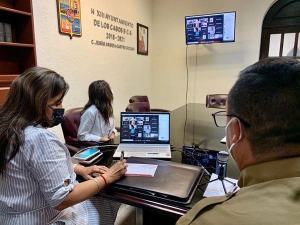 La alcaldesa de Los Cabos, Armida Castro Guzmán, durante la reunión virtual con el Consejo Estatal de Protección Civil. Foto tomada de la página de Facebook @ArmidaCastroOficial 