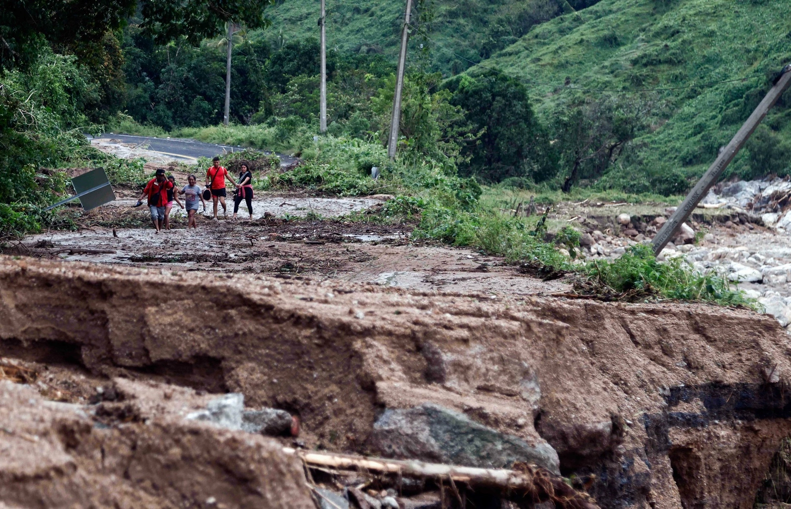 La autopista Acapulco-Chilpancingo está abierta en dos carriles, dirección sur; no obstante, la SICT pidió a los usuarios evitar la vía porque la prioridad es el paso de vehículos de emergencia, apoyo y aquellos que salen del puerto. La imagen, en el kilómetro 42, cerca de Acapulco. Foto Afp