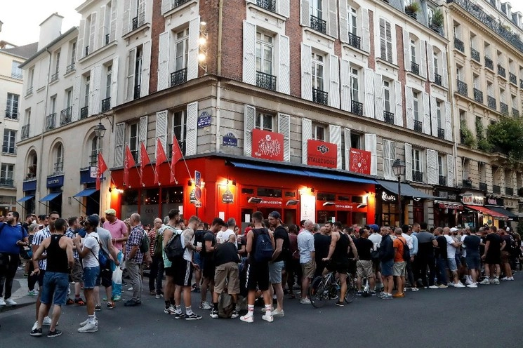 La gente hace fila para comer y tomar bebidas en un bar de la Rue des Archives en el 4 ° distrito de París el 2 de junio de 2020. Foto Afp