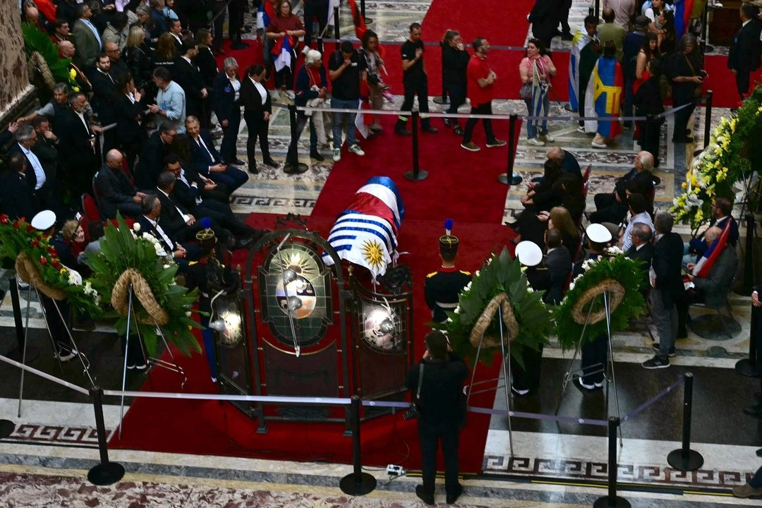 Se rinde homenaje al féretro del ex presidente uruguayo José 'Pepe' Mujica en el Palacio Legislativo de Montevideo. Foto 