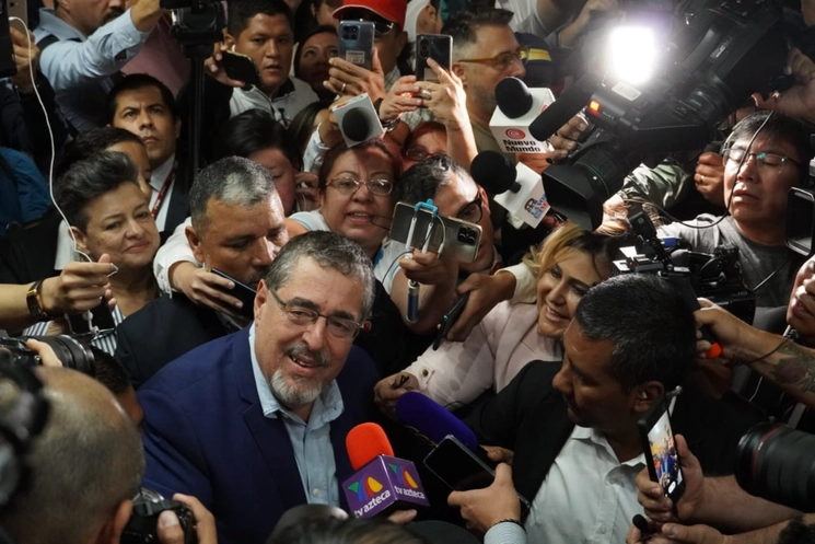 Guatemaltecos decidirán hoy el próximo gobierno de este país entre el candidato Bernardo Arévalo (en la imagen), del partido Movimiento Semilla, y Sandra Torres, de la Unidad Nacional de la Esperanza. Foto cortesía casa de campaña de Movimiento Semilla