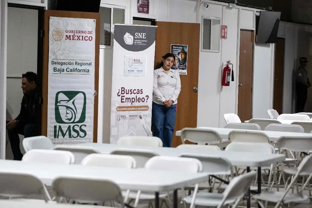 El centro de atención del programa México te Abraza instalado en esta ciudad tiene espacio para 2 mil 600 personas. Proporcionarán alimentos, ropa, medicinas, además de apoyo sicológico y laboral. En tanto, organizaciones civiles de EU calculan que las deportaciones masivas costarían a los contribuyentes hasta 315 mil millones de dólares, sin contar con las afectaciones económicas que ocasionarían. Foto Afp