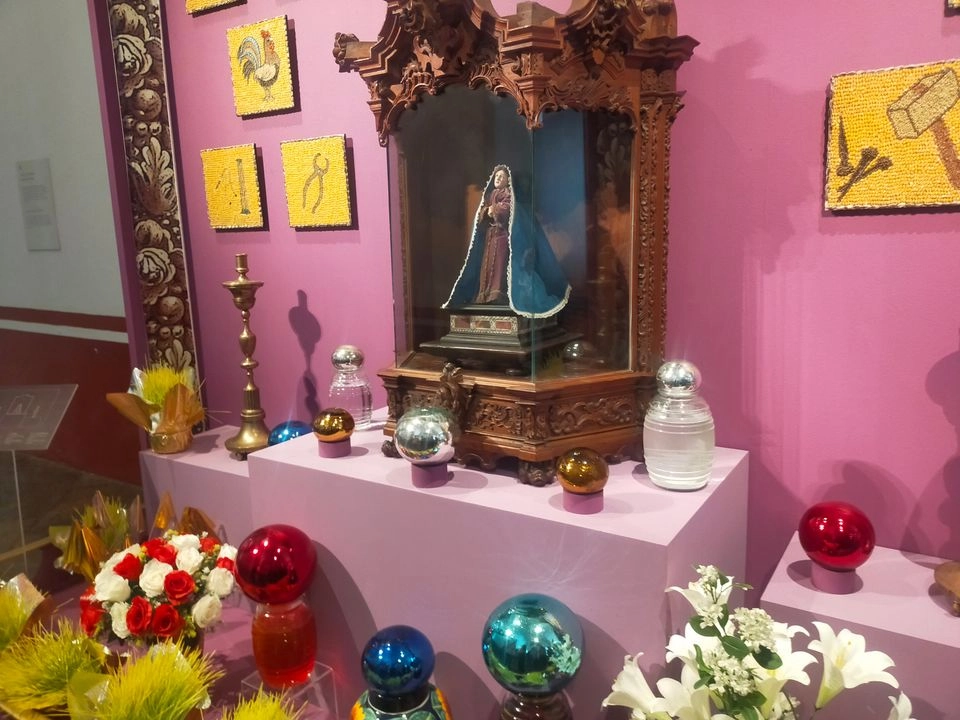 Tiene una colección de elementos iconográficos religiosos de los siglos XVII, XVIII, XIX, que permiten comprender la mística de los dolores de la Virgen en el episodio de la Pasión de Cristo de la tradición católica. Foto