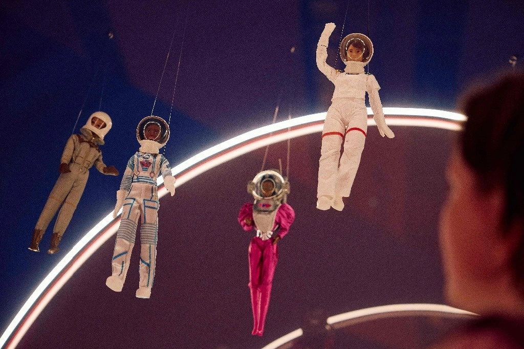 Una persona observa el modelo de la muñeca Barbie que fue llevado al espacio (arriba a la derecha) por la astronauta Samantha Cristoforetti, quien fue la primera mujer comandante de la Agencia Espacial Europea (ESA), y que ahora se exhibe en el Museo del Diseño de Londres, el 1 de julio de 2024. Foto Afp