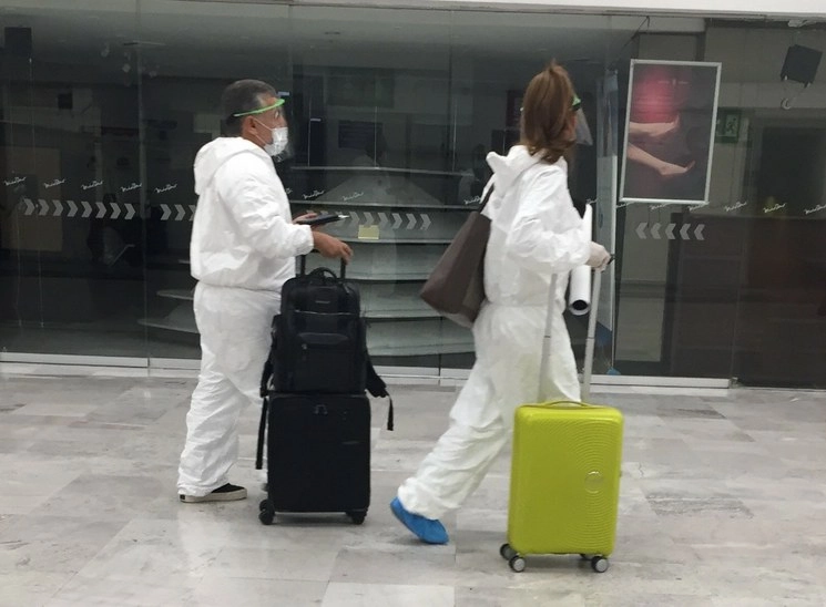 Pasajeros en el Aeropuerto Internacional de la Ciudad de México. Foto Guillermo Sologuren