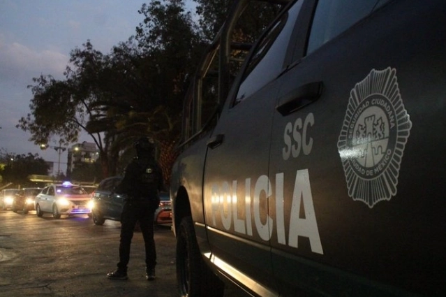 a riña ocurrió el pasado 15 de octubre por lo cual, una vez que tuvo conocimiento el personal de la Dirección General de Asuntos Internos contactó con uno de los denunciantes quien manifestó que, la persona que lo acompañaba se encuentra hospitalizado por la golpiza que recibió de parte de los uniformados. Foto @SSC_CDMX / archivo 