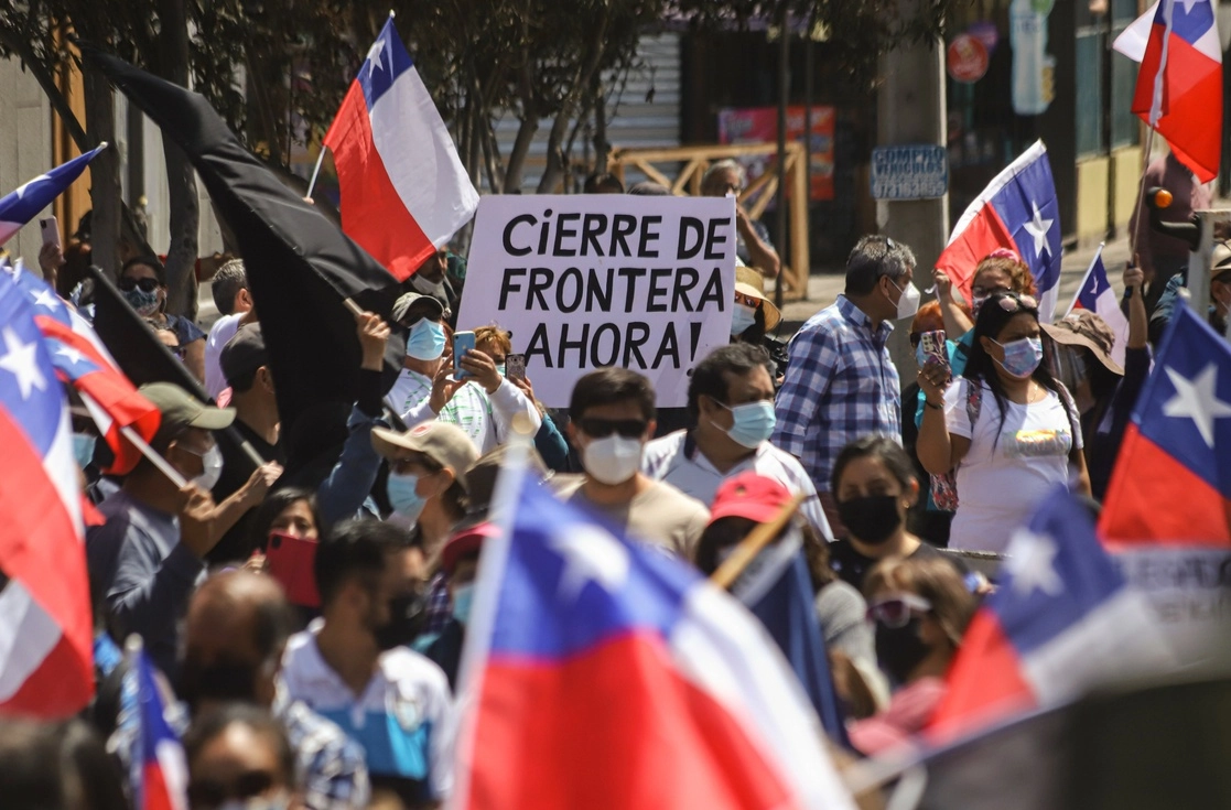 Marcha contra la migración ilegal de venezolanos, en Iquique, Chile. Foto Ap