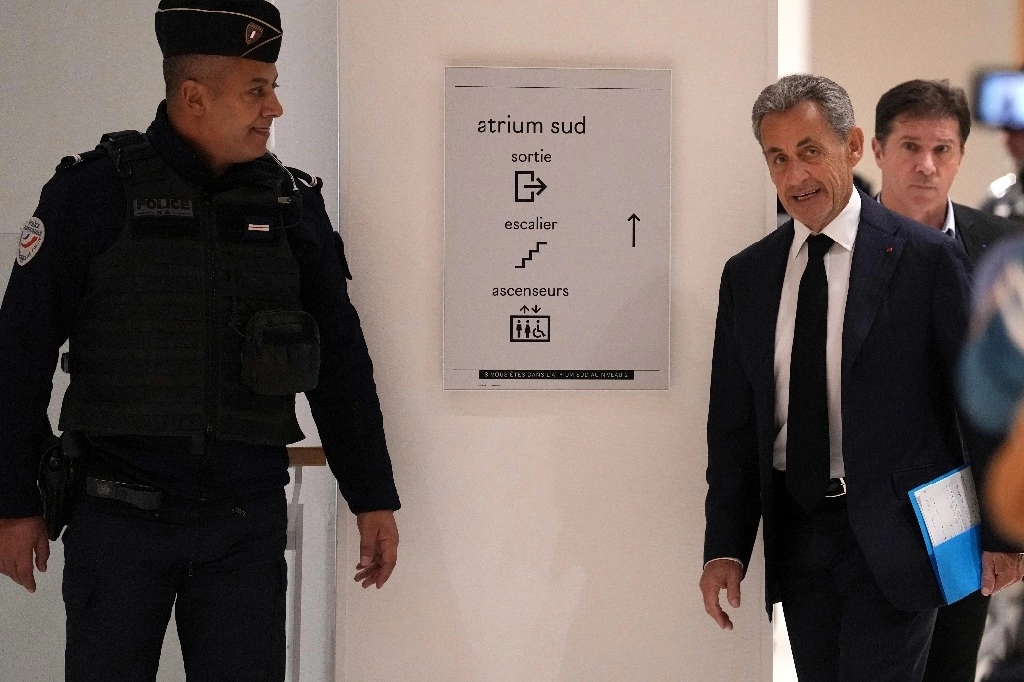 Vestido con un traje azul marino, el ex mandatario conservador (2007-2012) llegó al tribunal poco antes de las 12H30, bajo los flashes de decenas de cámaras, antes de entrar en la abarrotada sala de audiencias, donde durante cuatro meses se examinará el caso. Foto Ap