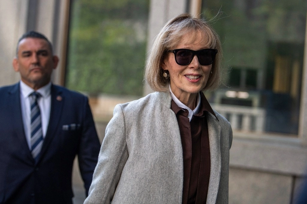 La destacada columnista E. Jean Carroll, de 79 años, dice que el ex presidente la agredió sexualmente en una tienda hace tres décadas. Foto Ap 
