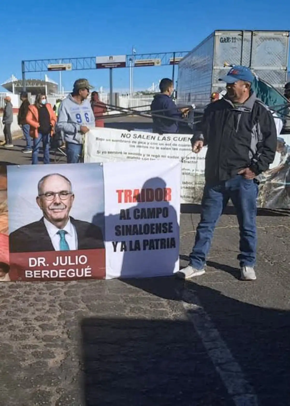 Ante el fracaso de las pláticas con el gobierno federal, líderes de productores acudieron a San Lázaro, donde se acordó instalar una mesa para revisar la iniciativa de ley de aguas y mediar con Gobernación, donde el diálogo se reanudará hoy. Además, se prometió una reunión de transportistas con el secretario de Seguridad.