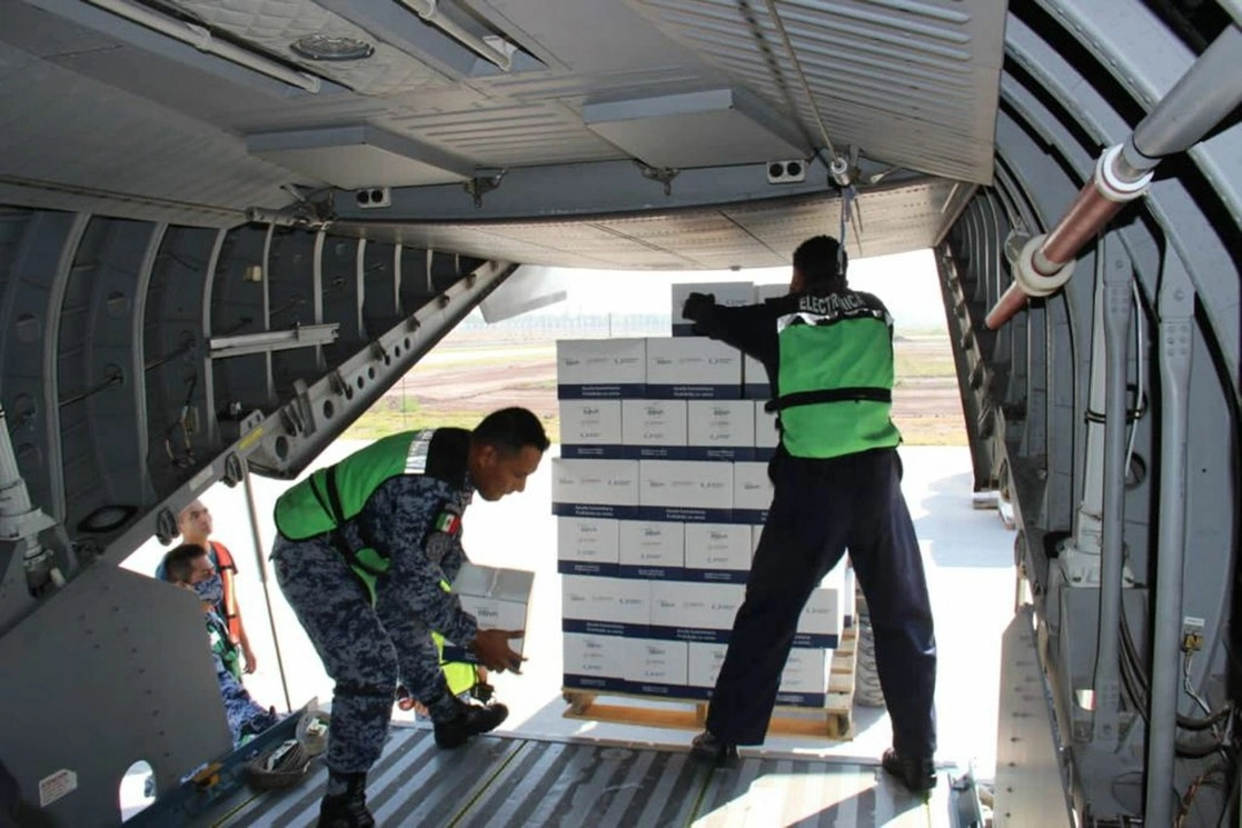 Miembros del Ejército y Fuerza Aérea Mexicanos, Marina y Guardia Nacional realizan actividades de apoyo a la población en Oaxaca ante el paso del huracán 'Agatha'. Foto Cuartoscuro