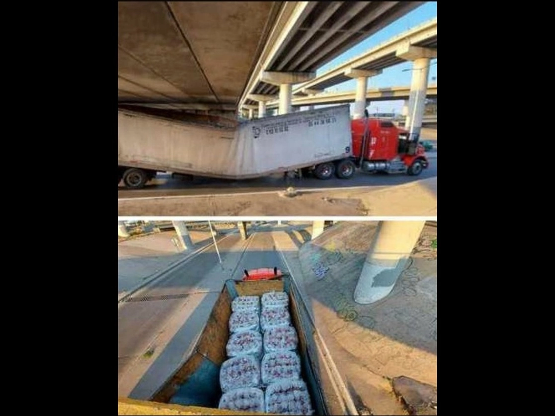 Un tráiler cargado con cinco mil paquetes de víveres, algunos con la leyenda "despensas campaña", se atoró el sábado pasado bajo el puente San Felipe, en el bulevar Río Santiago del municipio de Soledad de Graciano Sánchez, San Luis Potosí. Foto ‘La Jornada’