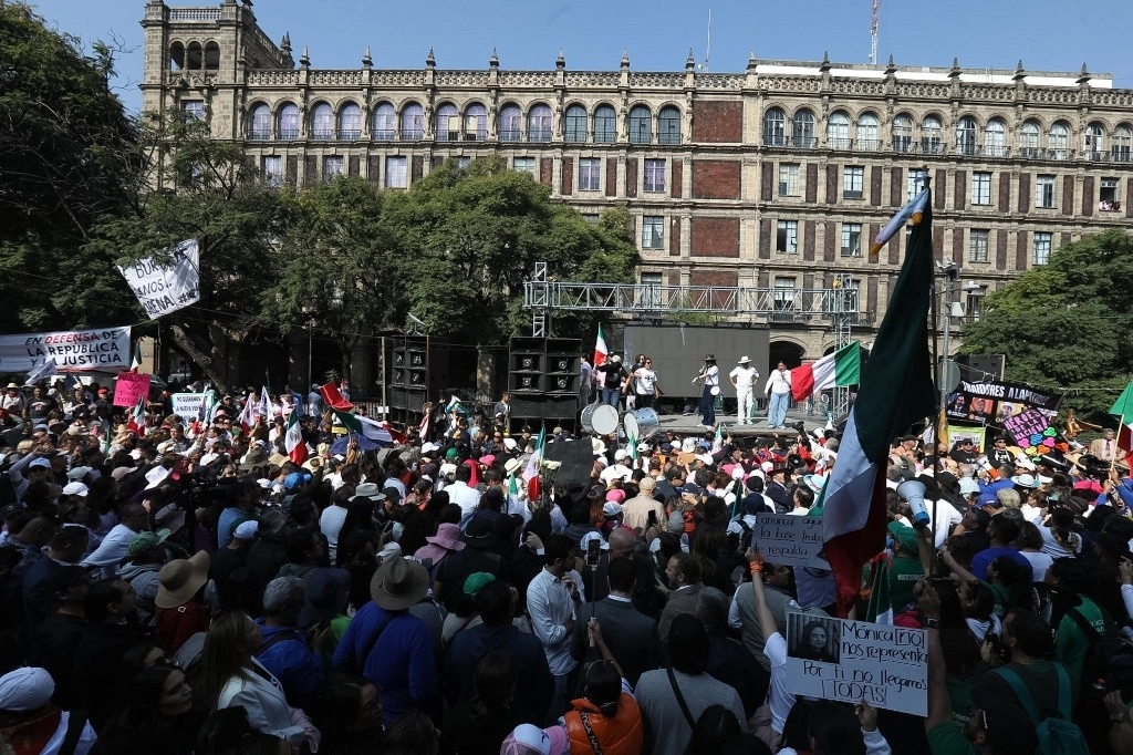 Trabajadores del Poder Judicial afuera de la SCJN. Foto Germán Canseco
