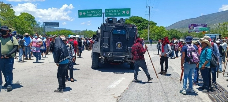 Esta semana fue bloqueda la autopista del Sol en Chilpancingo. Foto La Jornada