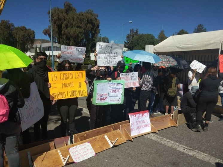 Tras realizar un cacerolazo en las afueras de la CDHEH, estudiantes del Instituto de Artes (IDA) bloquearon por algunos minutos la circulación de avenida Juárez de Pachuca, Hidalgo. Foto Ricardo Montoya