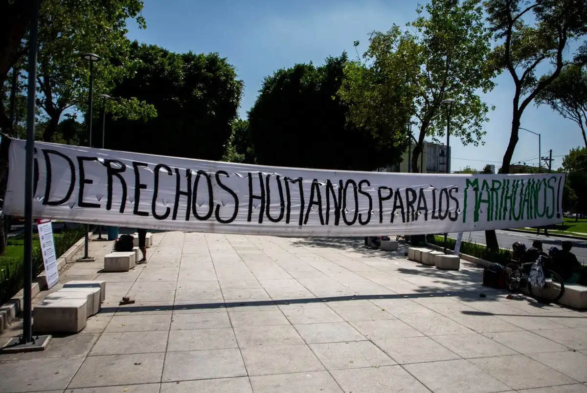 En un recorrido por los nuevos sitios autorizados a partir de ayer para el consumo de mariguana en la capital se observó que no hubo gran afluencia. En tanto, vecinos de la colonia Centro bloquearon calles en rechazo a que la Plaza de la Concepción en Belisario Domínguez sea usada para ese fin. En la imagen, la Glorieta Violeta, sobre Paseo de la Reforma. Foto 