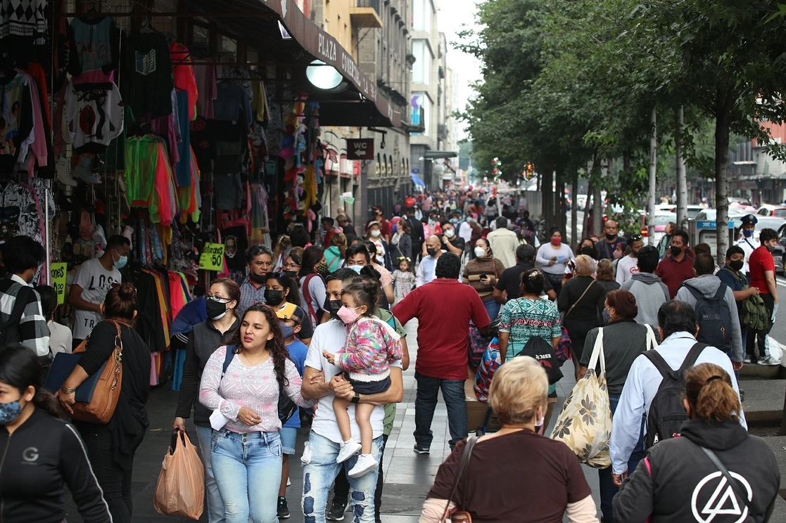 Calle comercial en el Centro Histórico de la Ciudad de México. Foto María Luisa Severiano / Archivo