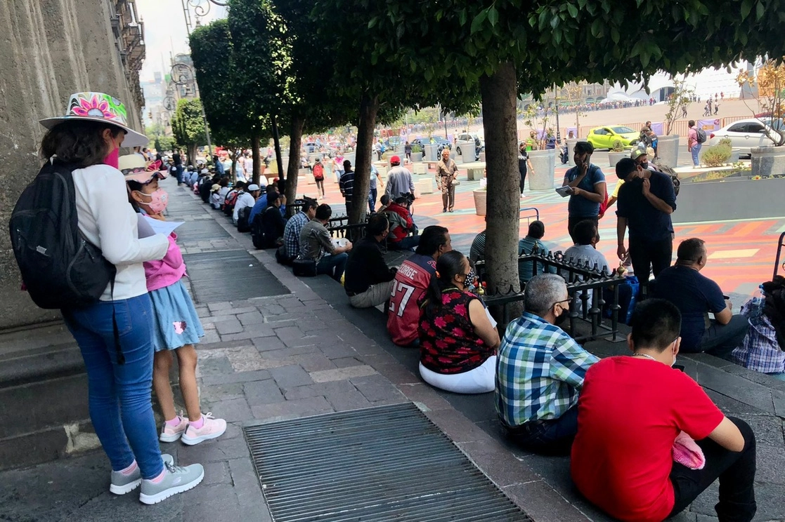 La tercera ola de calor permanecerá entre seis y ocho días, pronosticó el SMN. En la imagen, ciudadanos buscan un espacio con sombra para protegerse de los rayos del sol en el Centro Histórico capitalino, el pasado 21 de abril de 2022. Foto Luis Castillo