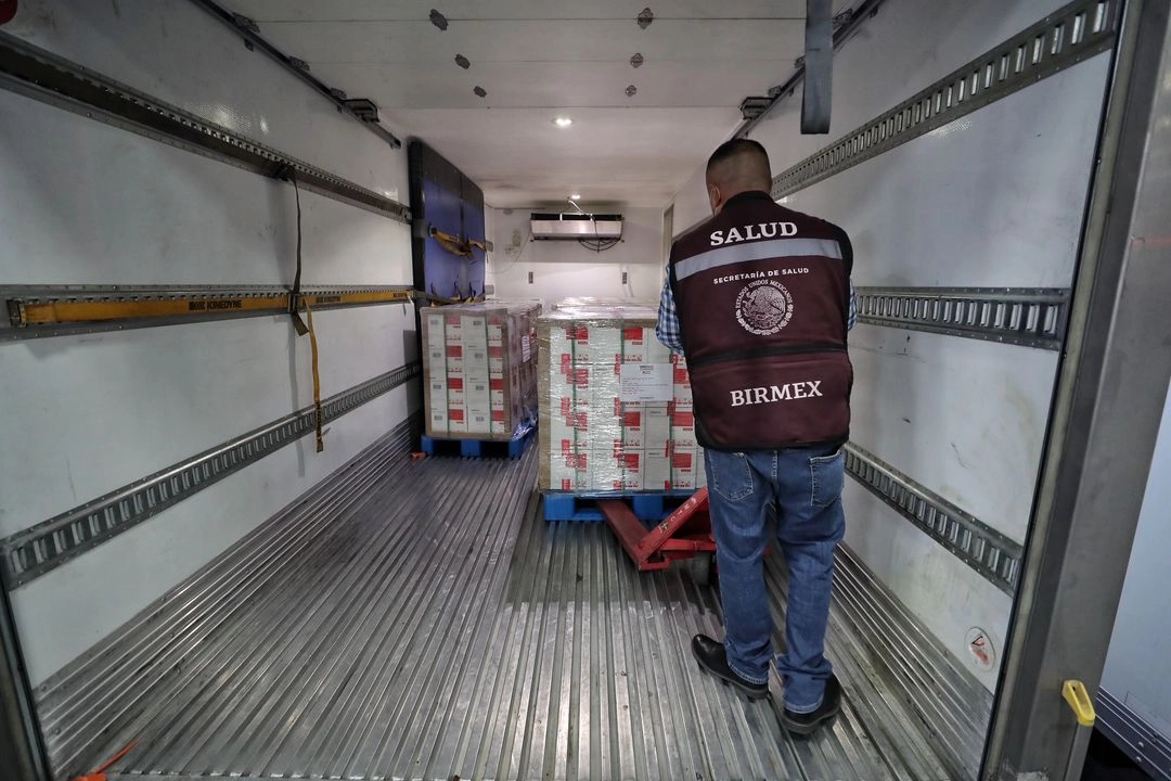  Durante la pandemia de covid- 19, personal del laboratorio tomó parte en el proceso de inmunización.