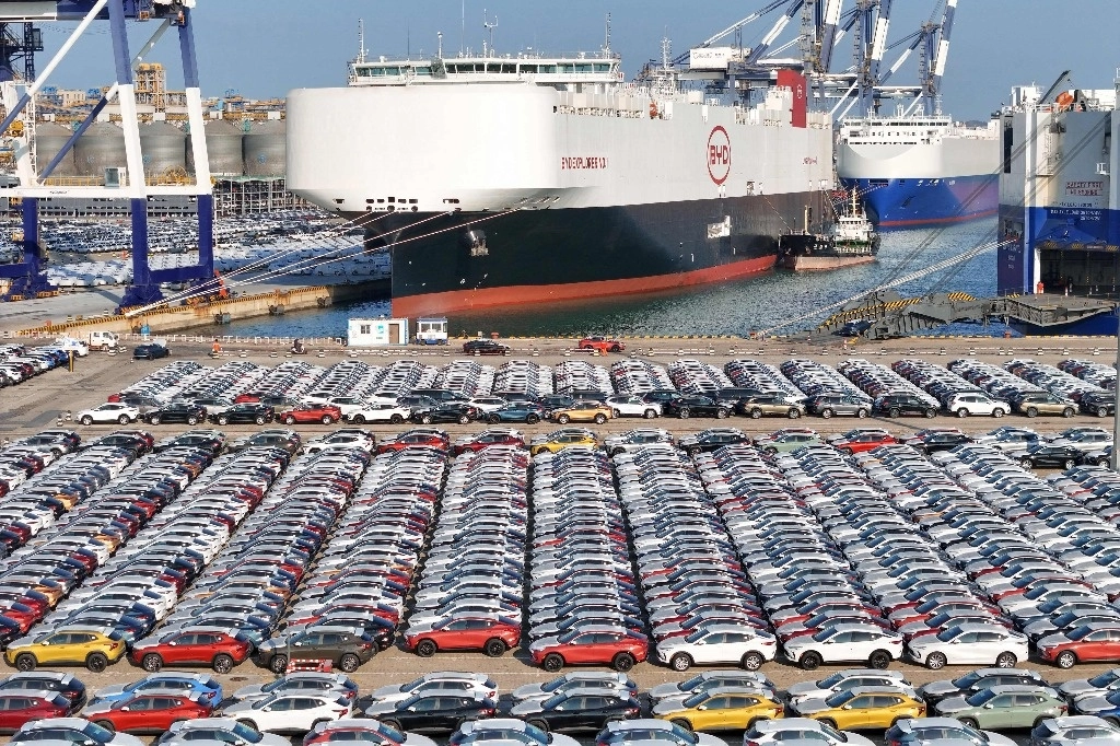 Autos eléctricos en el puerto de Yantai esperan ser cargados en el BYD Explorer No.1, un buque de la marca china destinado a exportar vehículos. Foto Afp