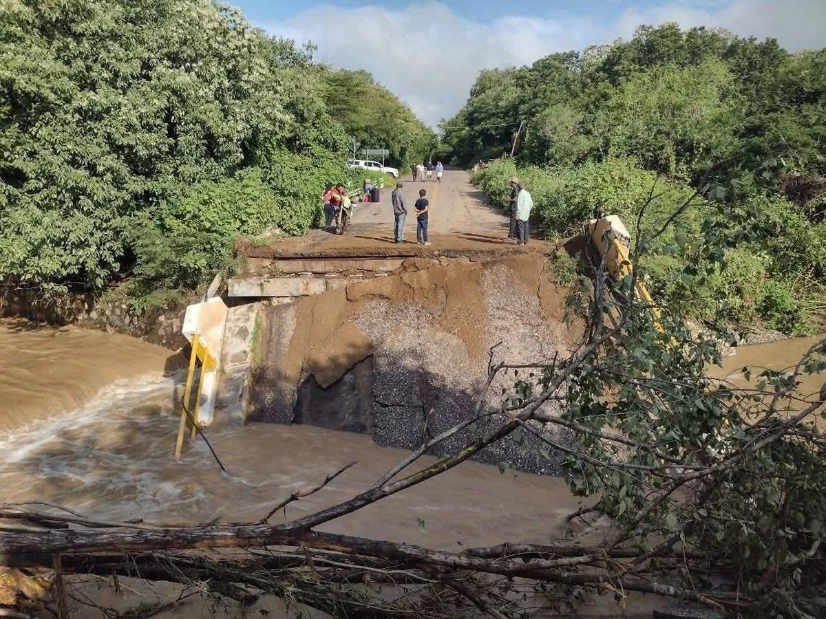 La noche del pasado domingo 28 de septiembre ante las fuertes lluvias colapsó el puente El Rodeo que interrumpió el tránsito vehicular de la carretera federal 51 Zitácuaro-Huetamo-Ciudad Altamirano, Guerrero.