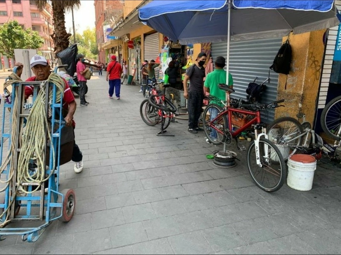 Ciudadanos realizan sus actividades en las calles del Centro Histórico. Foto José Antonio López