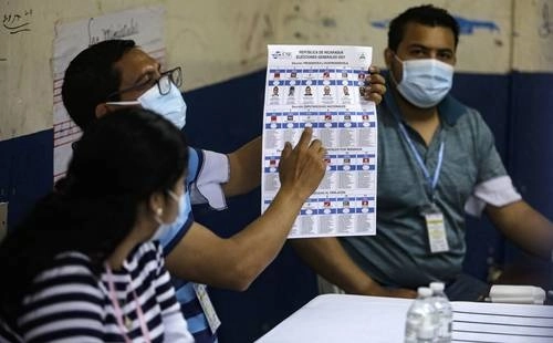 Trabajadores del Consejo Supremo Electoral en Managua durante la jornada del domingo pasado. Foto Xinhua
