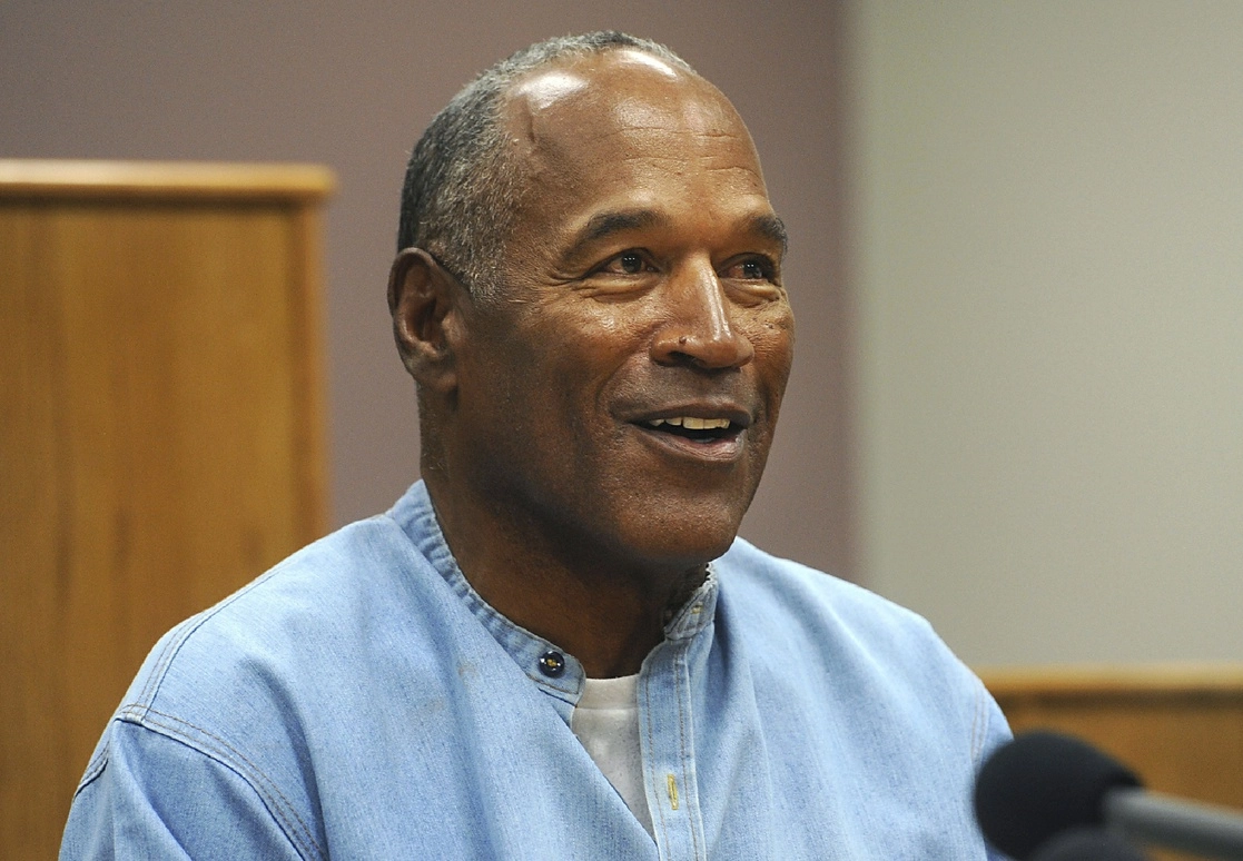 La ex estrella de futbol americano de la NFL, O.J. Simpson aparece a través de video para su audiencia de libertad condicional en el Centro Correccional Lovelock en Lovelock, Nevada. Foto Ap
