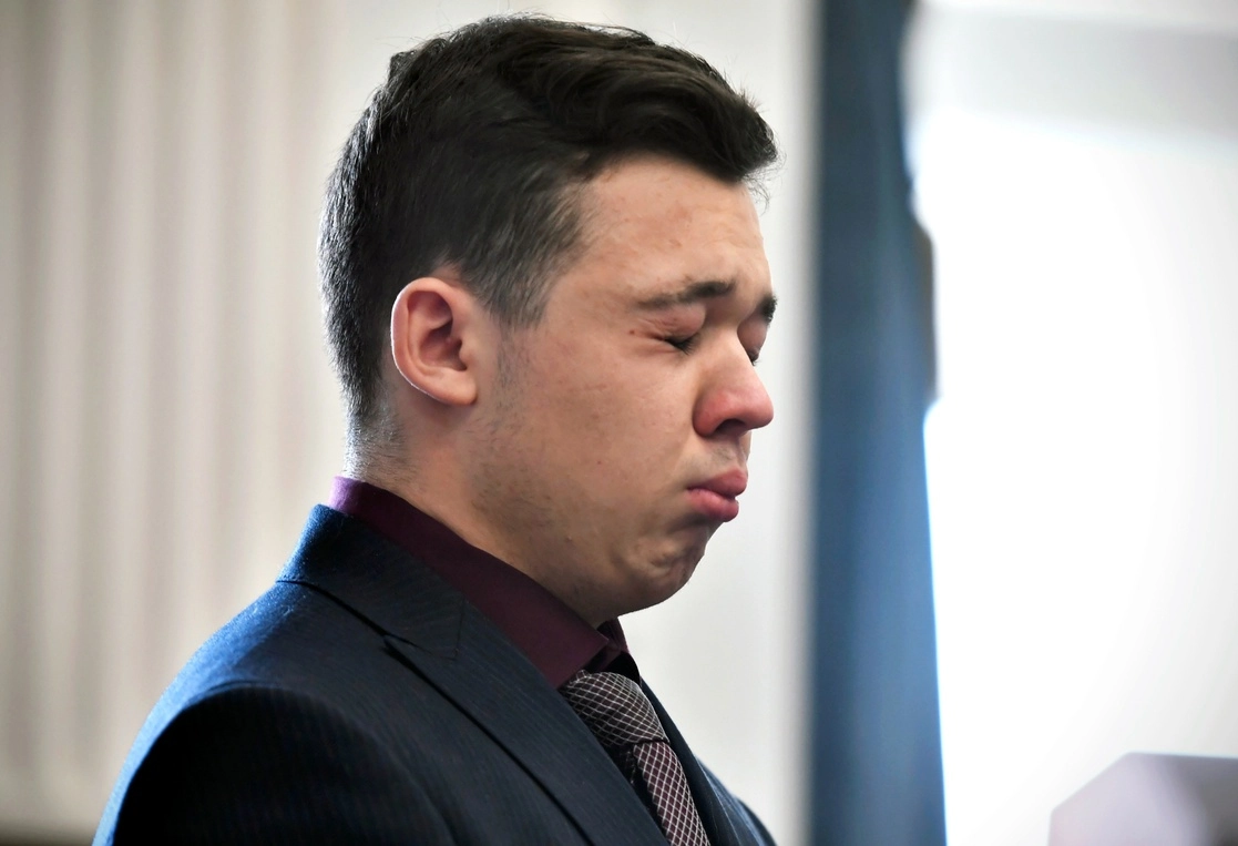 Kyle Rittenhouse llora al escuchar que el jurado lo absolvió del asesinato de dos personas durante manifestaciones antirraciales en 2020. Foto Ap