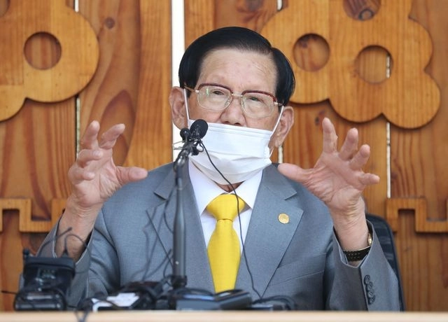 Lee Man-hee, líder de la Iglesia de Jesús Shincheonji en imagen de archivo. Foto Afp