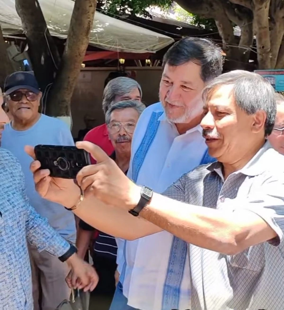 “Sean felices”, fue lo único que Fernández Noroña dijo al abandonar el Andador Libertad, ubicado a unas decenas de metros del Palacio del Gobierno del estado de Querétaro. Foto