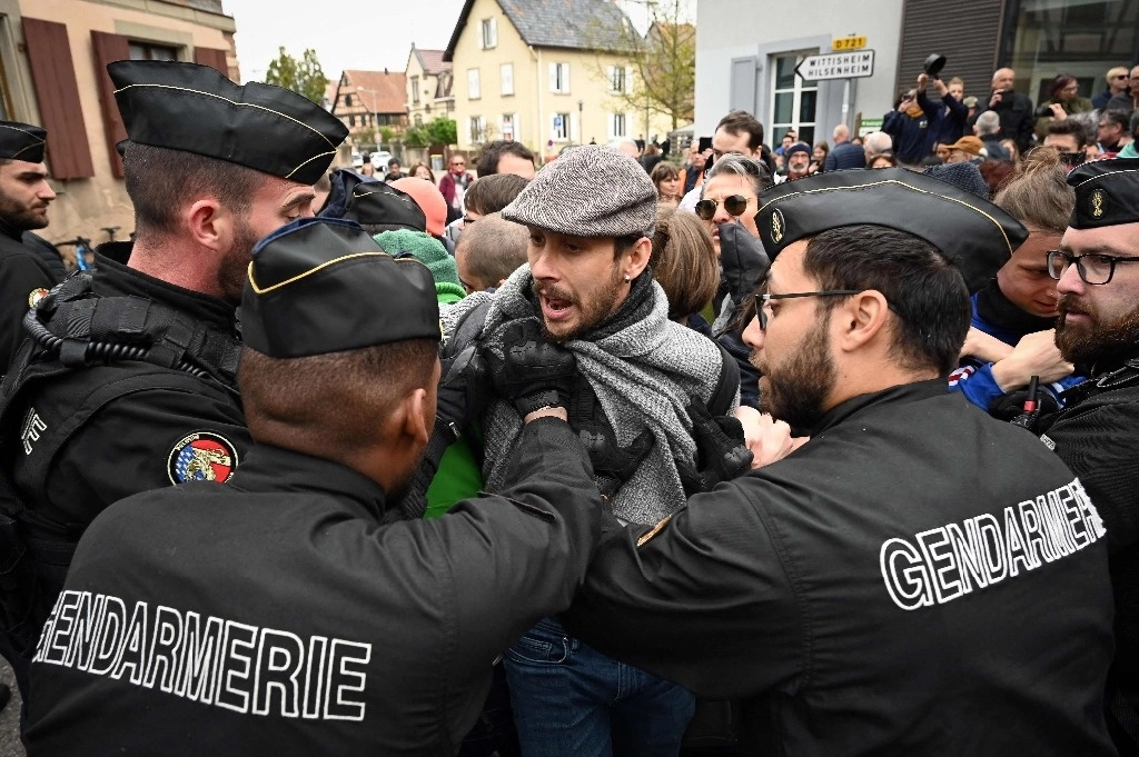 Policías franceses desalojan manifestantes que protestaban contra la visita del presidente Emmanuel Macron en la región de Alsacia. Foto Afp 