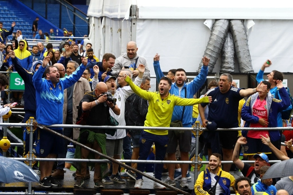 Seguidores del Boca Juniors abuchearon al presidente argentino, Javier Milei, cuando llegó a votar a las instalaciones del club, el 17 de diciembre de 2023. Foto Afp 
